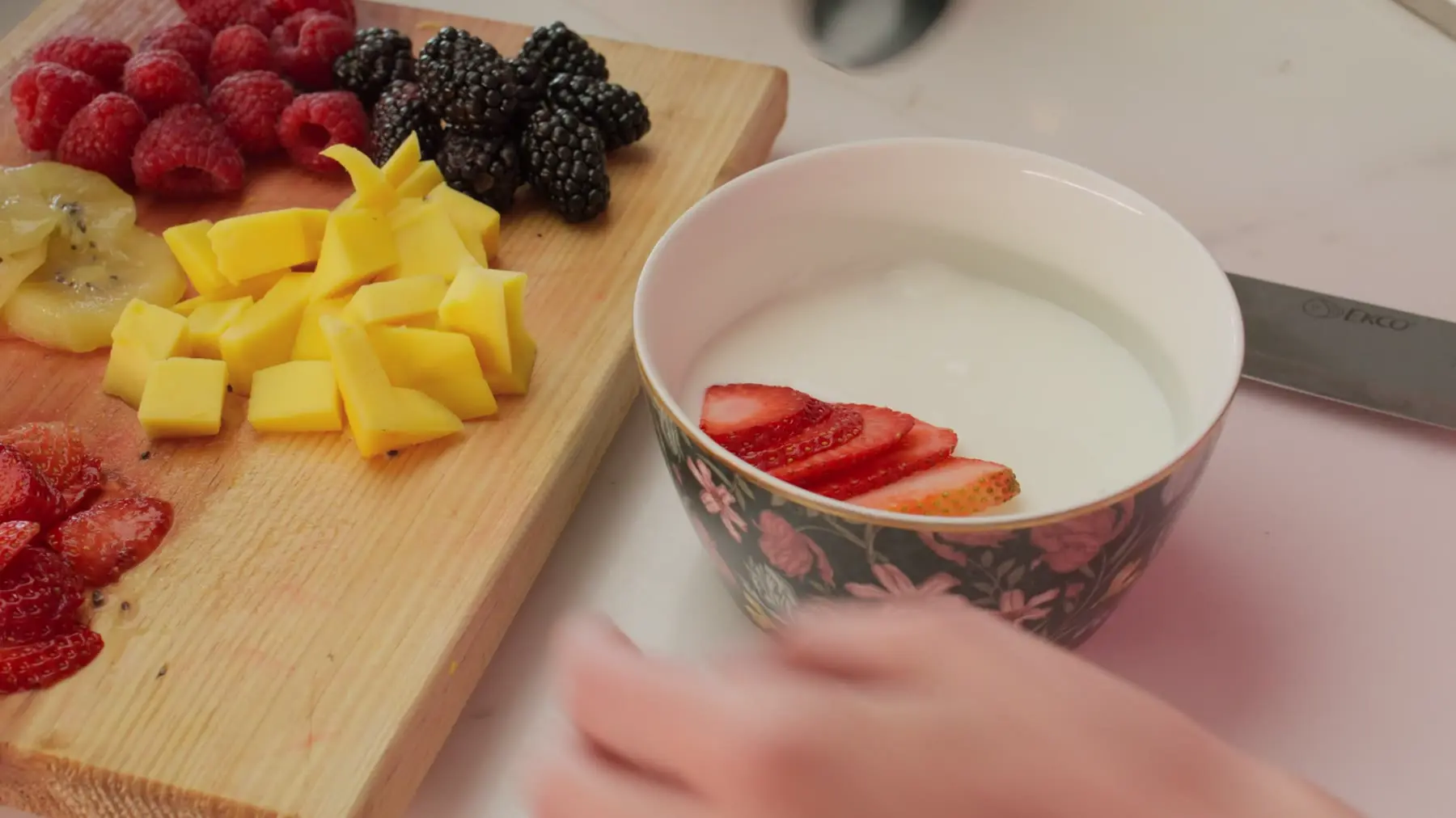 Yogurt con fragole, mango e more